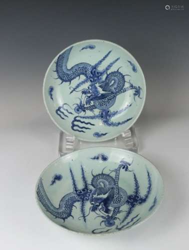 A PAIR OF BLUE AND WHITE DRAGON DISHES, QING