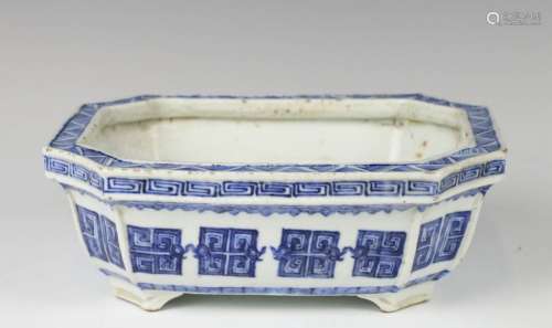 A BLUE AND WHITE NARCISSUS BOWL LATE QING