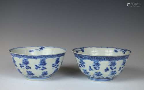 A PAIR OF BLUE AND WHITE BOWLS KANGXI PERIOD