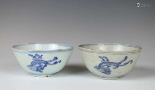 A PAIR OF BLUE AND WHITE BOWLS MING