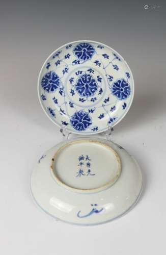 A PAIR OF BLUE AND WHITE DISHES, GUANGXU MARK