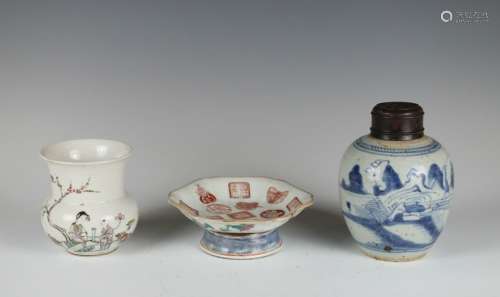 A GROUP OF PORCELAIN ARTICLES