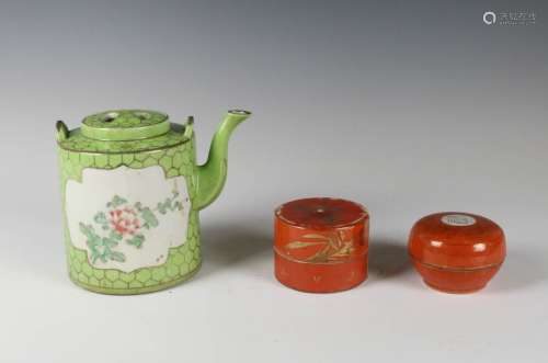 THREE PORCELAIN ARTICLES LATE QING