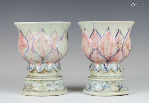A PAIR OF BLUE AND WHITE AND PUCE LOTUS CUPS R