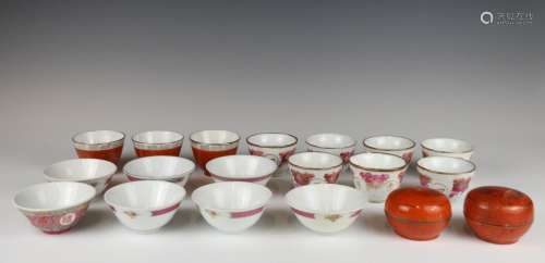A GROUP OF FAMILLE ROSE CUPS AND BOWLS(19 PIECES)