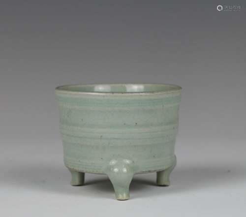 CELADON TRIPOD INCENSE BURNER WITH BOWSTRING PATTE