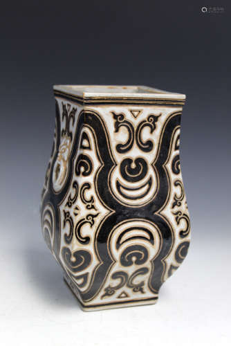 Chinese Porcelain Zun Vase.