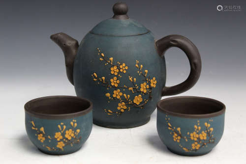 Chinese Yixing pottery teapot and cups.