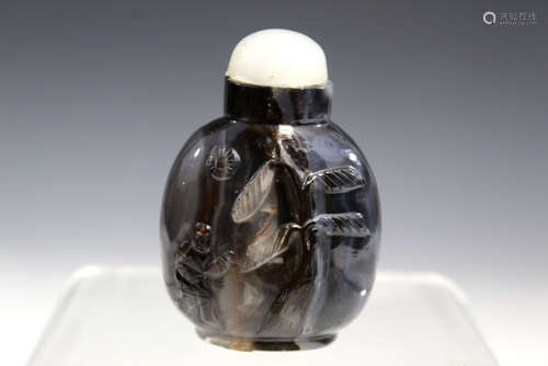 Chines Carved Agate Snuff Bottle. Qing Dynasty.