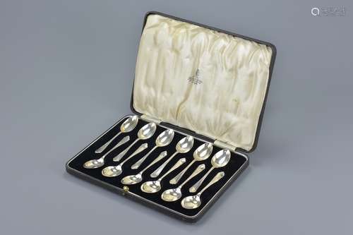 An original boxed set of English Sterling silver 1943 London tea spoons. Silver weight 130 grams