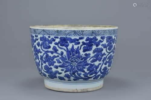 An 18th century Kangxi period Chinese blue and white porcelain jardinière with peony design. 16.5cm