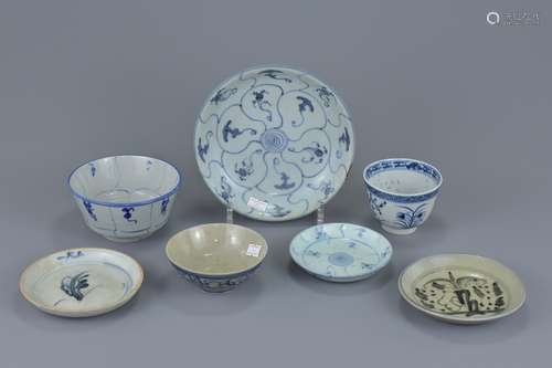 A group of seven Chinese Ming dynasty to 19th century provincial blue and white porcelain items. To