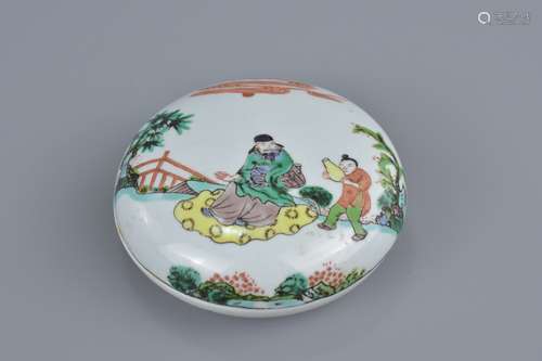 A Chinese 19th century famille verte porcelain box and cover decorated with figures. 8.5cm diameter