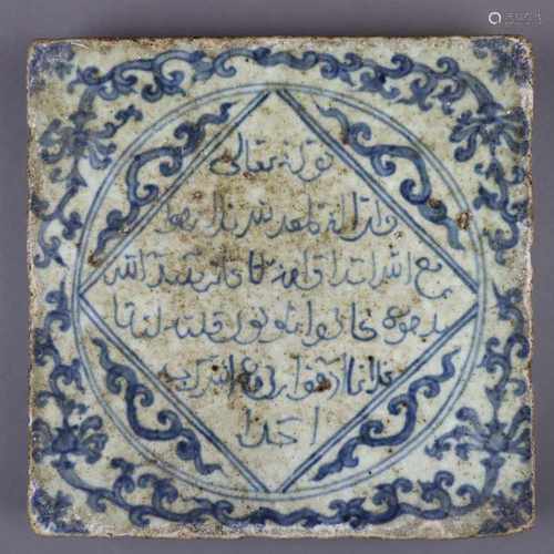 Sturdily potted tile with blue-and-white decoration - China