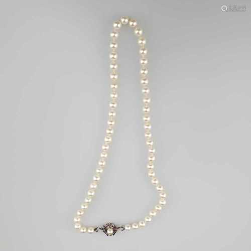 Perlenkette - aus 56 cremeweißen Perlen von ca.7