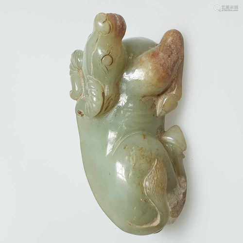 Tierfigur „Ruhender Ochse“ - China, 20.Jh., grün-braune Jade, H./L.ca.4/10 cm, Gewicht ca.338g