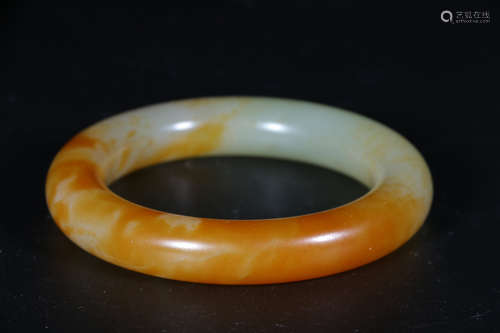 JADE CARVED ROUND BANGLE