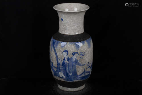 BLUE AND WHITE CRACKLE PATTERN 'LADY' VASE