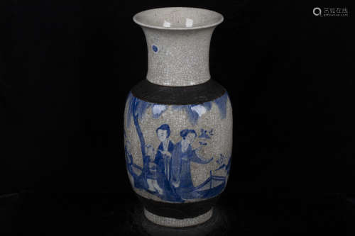 BLUE AND WHITE CRACKLE PATTERN 'LADY' VASE