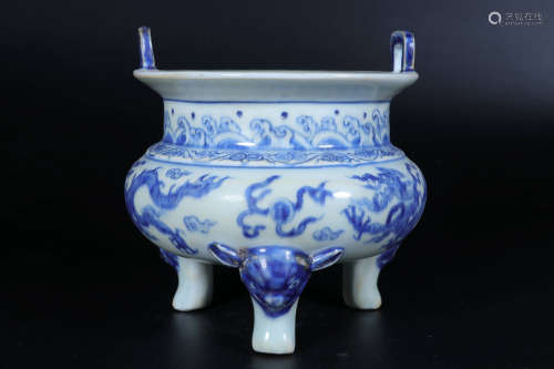 BLUE AND WHITE 'DRAGONS' TRIPOD CENSER WITH HANDLES