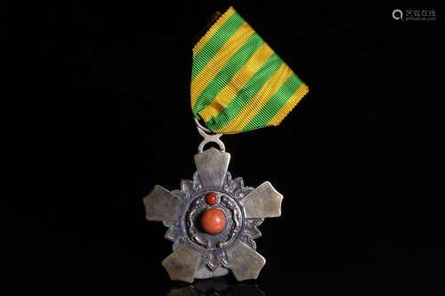 TWIN DRAGONS AND GEMS FIVE-POINTED MEDAL