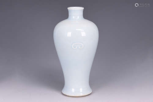 MONOCHROME SKY BLUE GLAZED VASE WITH RUYI SHAPED HANDLES, MEIPING