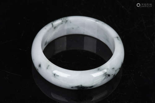 JADEITE ROUND BANGLE