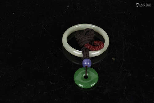 JADEITE PENDANT WITH ROUND BANGLE