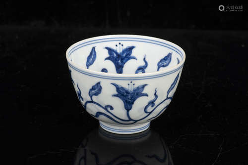 BLUE AND WHITE 'FLOWERS' CUP WITH COVER