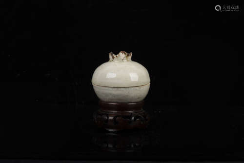 WHITE GLAZED AND CARVED POMEGRANATE BOX WITH COVER