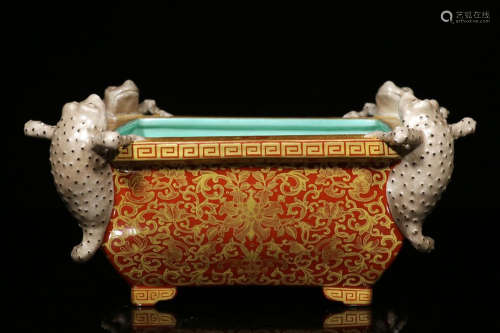 GILT AND RED GROUND 'FLOWERS AND SHOU' WASHER WITH FOUR GOLDEN TOADS