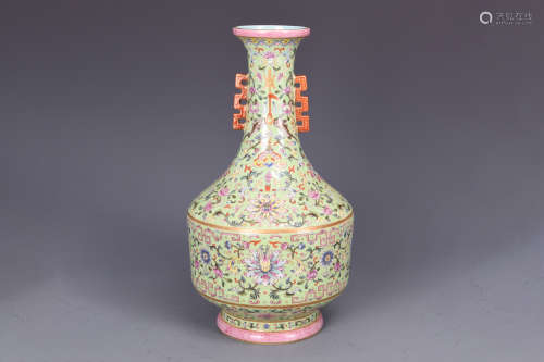 FAMILLE ROSE YELLOW GROUND 'FLOWERS' VASE WITH HANDLES