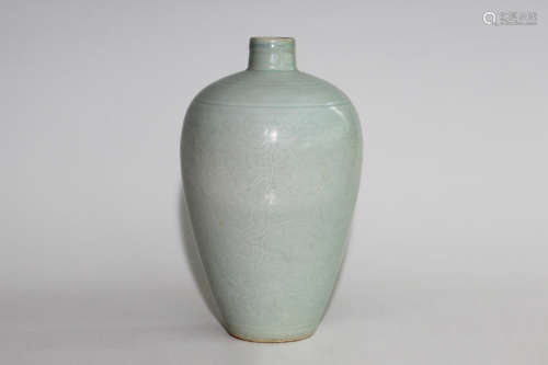 CELADON GLAZED AND INCISED VASE, MEIPING