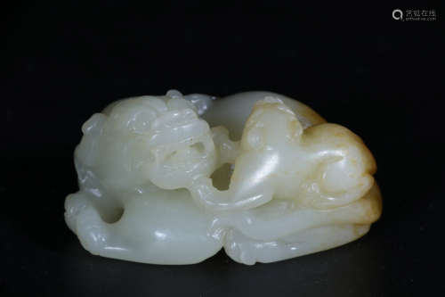 JADE CARVED 'TWO LIONS' FIGURE