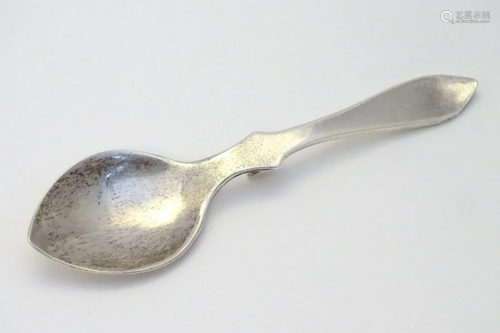 A silver preserve spoon hallmarked London 1984 maker