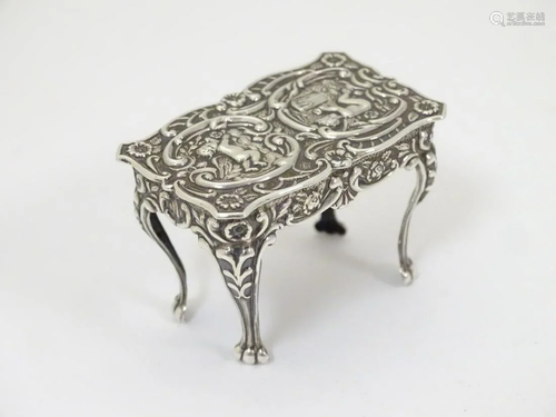 Silver dolls house furniture : A miniature silver t…