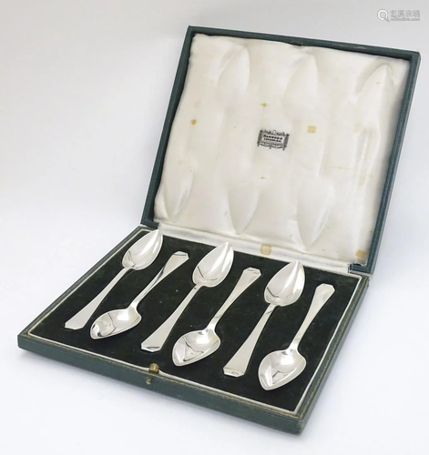 A cased set of 6 Art Deco silver grapefruit spoons