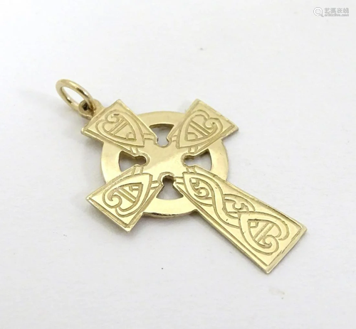 A 9ct gold cross formed pendant 1 ½'' long