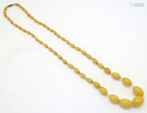 A vintage necklace of graduated butterscotch colour…