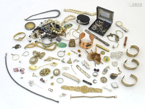 A large quantity of assorted costume jewellery et…