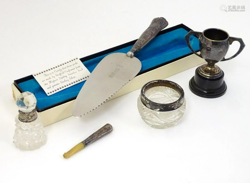 Assorted items including a silver handled pie server,