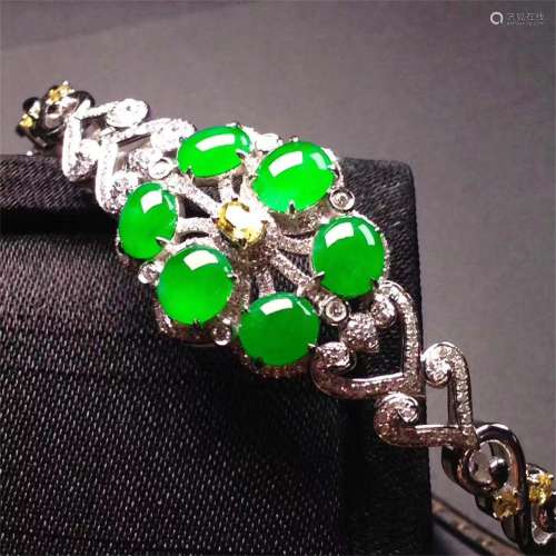 A Natural Green Jadeite Bracelet