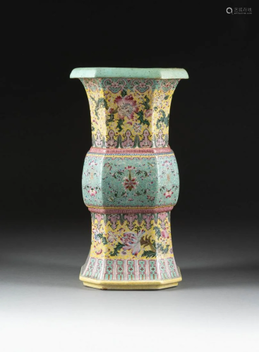 FAMILLE ROSE-VASE MIT FLORALDEKOR China, 18./19…