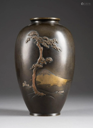 VASE MIT DEKOR VON FUJI Japan, um 1900 Bronze, …