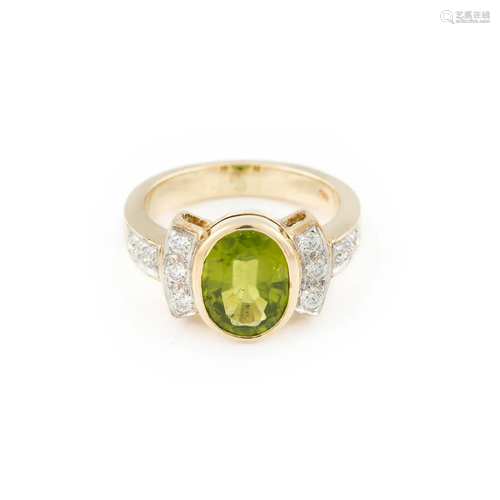 PERIDOT-RING MIT BRILLANTBESATZ Gelbgold. Ri…