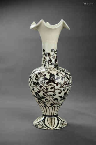 A Chinese Flower Pattern Cizhou kiln Vase