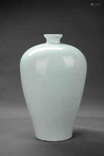 A Chinese White Glaze Porcelain Vase with Flower Pattern
