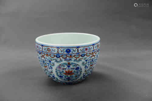 A Chinese Flower Pattern Porcelain Tank,Crannied