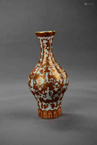 A Chinse Alum Red Gilded Porcelain Vase