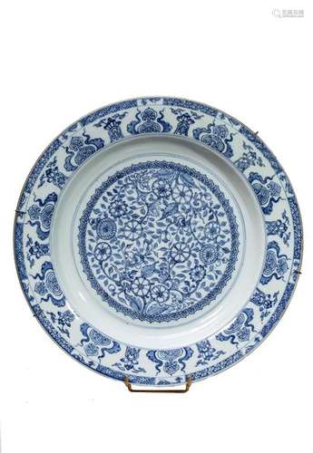 PLAT CREUX en porcelaine bleu, blanc Japon Meiji …